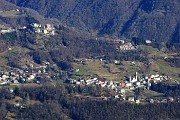 51 Zoom su Sottochiesa (con in alto la rocca di Pizzino)